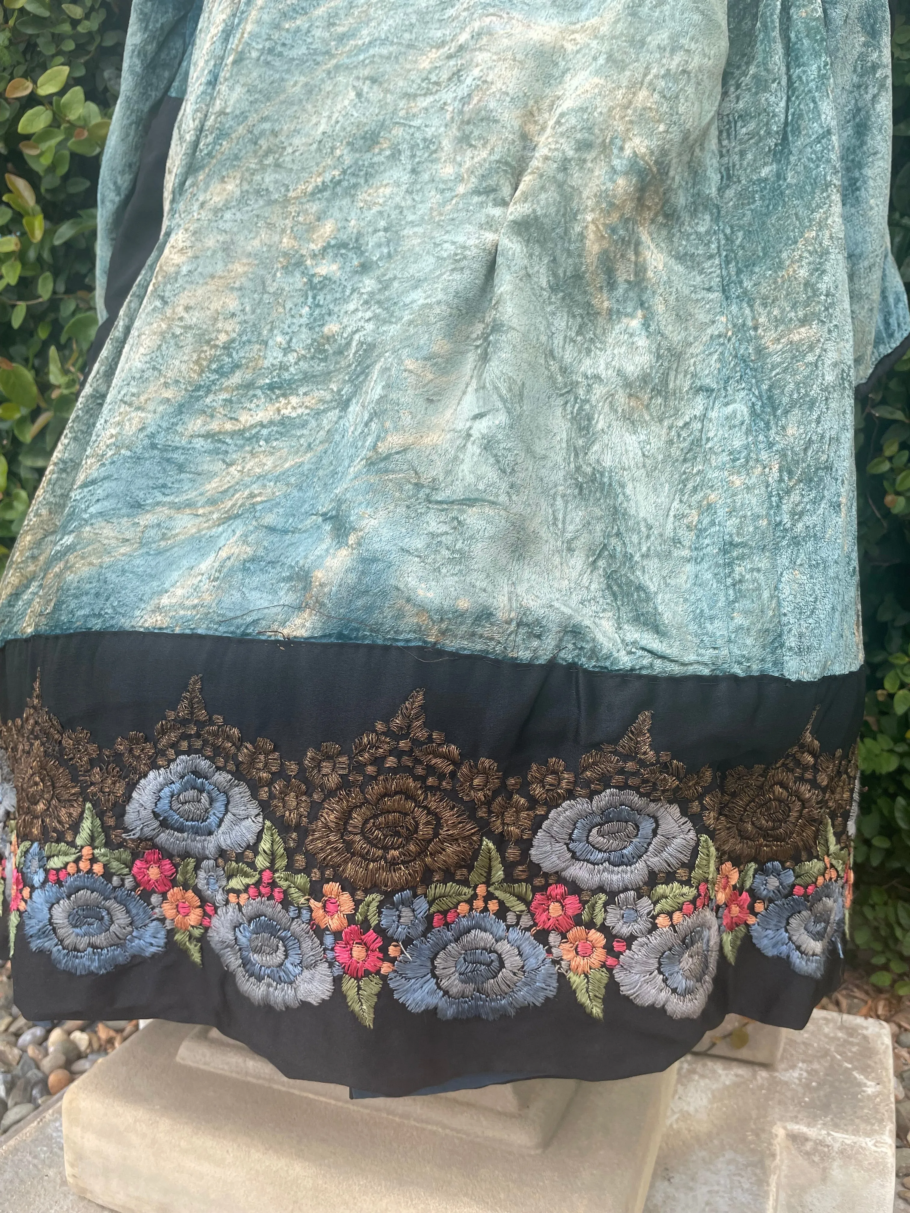 1920s Dual Tone Embroidered Lamé Trim Emerald & Gold Velvet Opera Coat