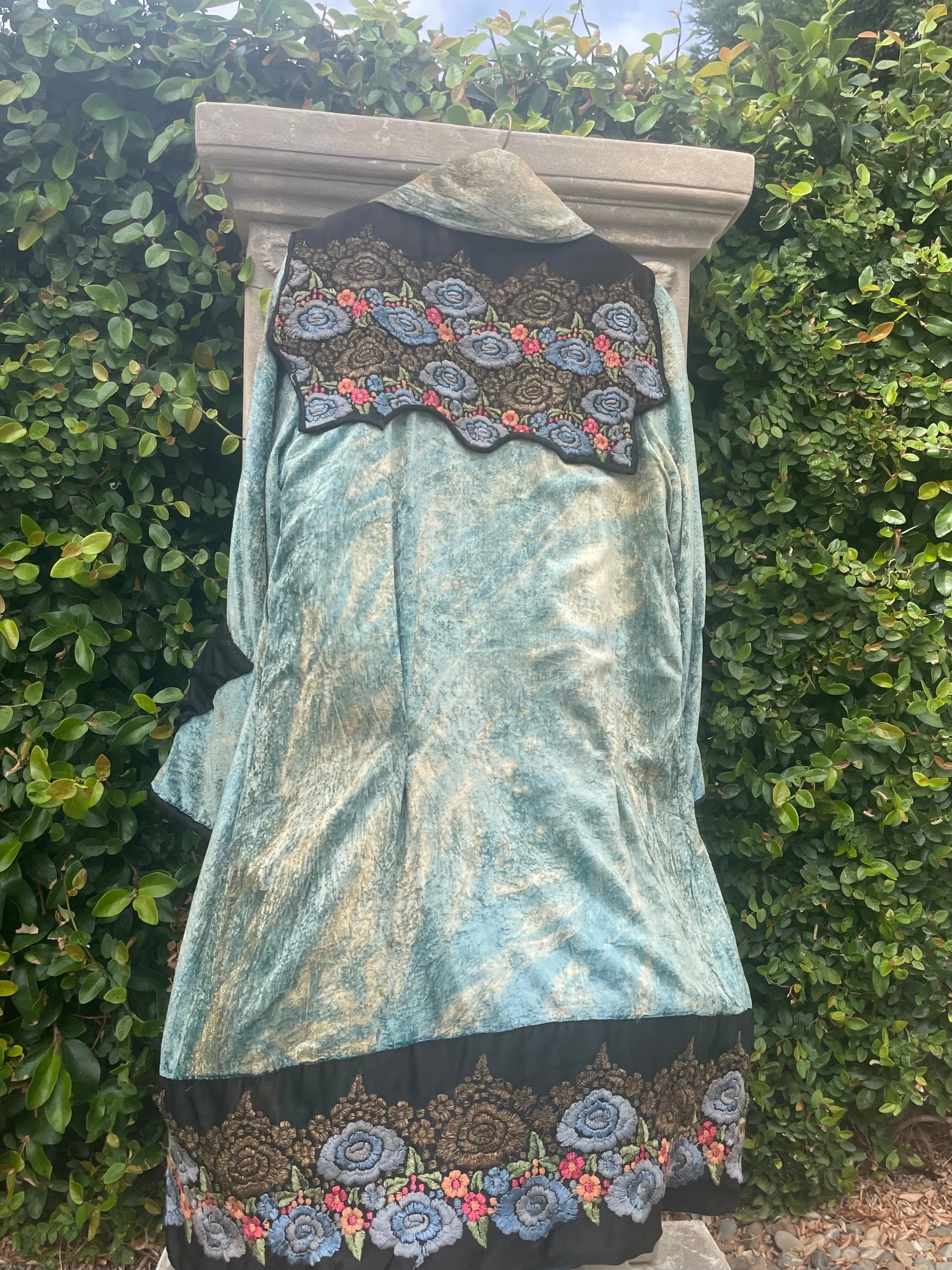 1920s Dual Tone Embroidered Lamé Trim Emerald & Gold Velvet Opera Coat