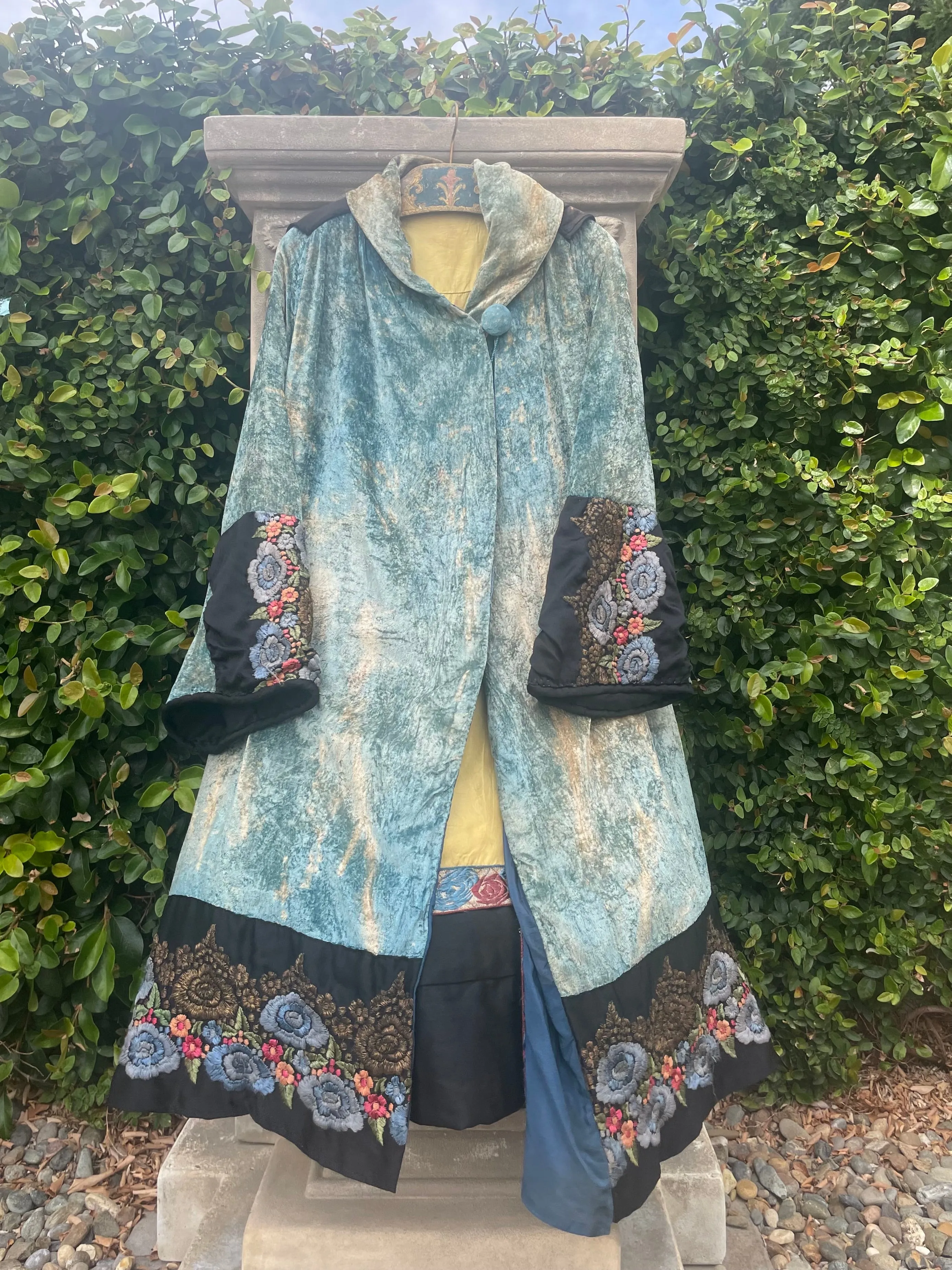 1920s Dual Tone Embroidered Lamé Trim Emerald & Gold Velvet Opera Coat